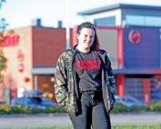 Iiris Suutari tiesi jo lapsena, että hän tulee toimimaan kaupan alalla. Tällä hetkellä hän suorittaa varusmiespalvelusta Sodankylässä. Kuva Roy Viitanen